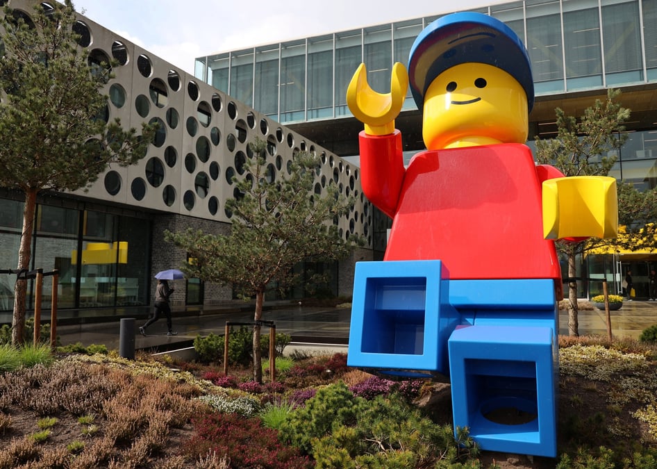 Vue d'une figurine lego a l'exterieur du siege de la societe a billund
