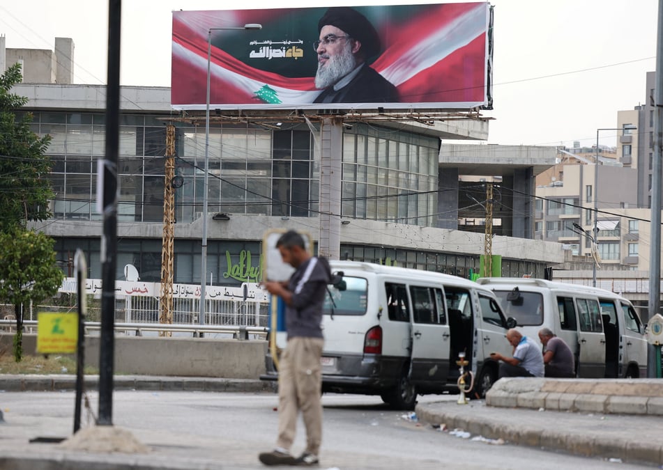 Un panneau d'affichage represente le defunt leader du hezbollah, sayyed hassan nasrallah a hadath