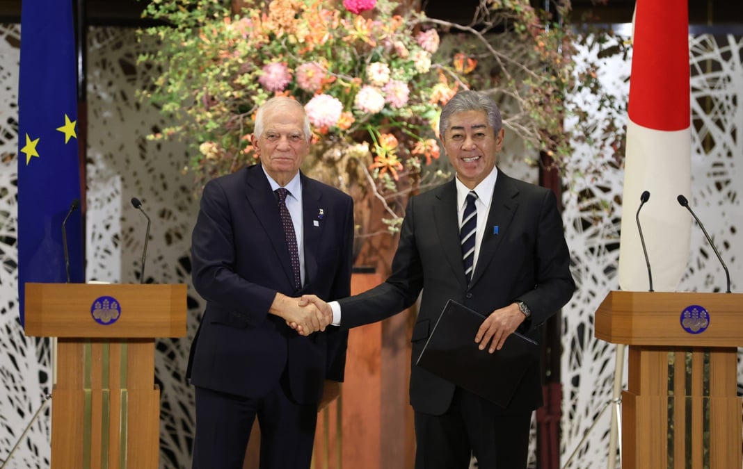 Josep Borrell et Takeshi Iwaya annonçant le nouveau pacte de sécurité et de défense entre le Japon et l'Union européenne.