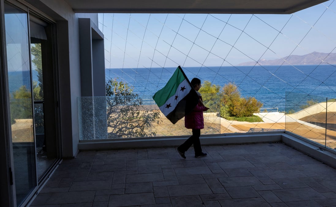 Des personnes visitent la station d'ete du president syrien dechu bachar al-assad a burj islam, pres de lattaquie