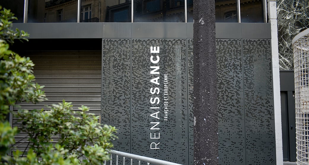Installé depuis l'été 2021 rue du Rocher, à la frontière du 17e arrondissement de Paris, le siège du parti déménagera avenue Robert-Schuman dans le 7e arrondissement.