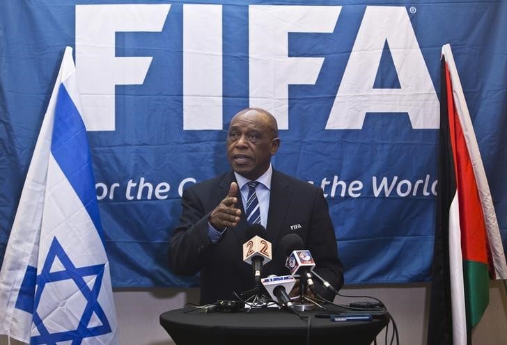 Le sud-africain sexwale candidat a la presidence de la fifa