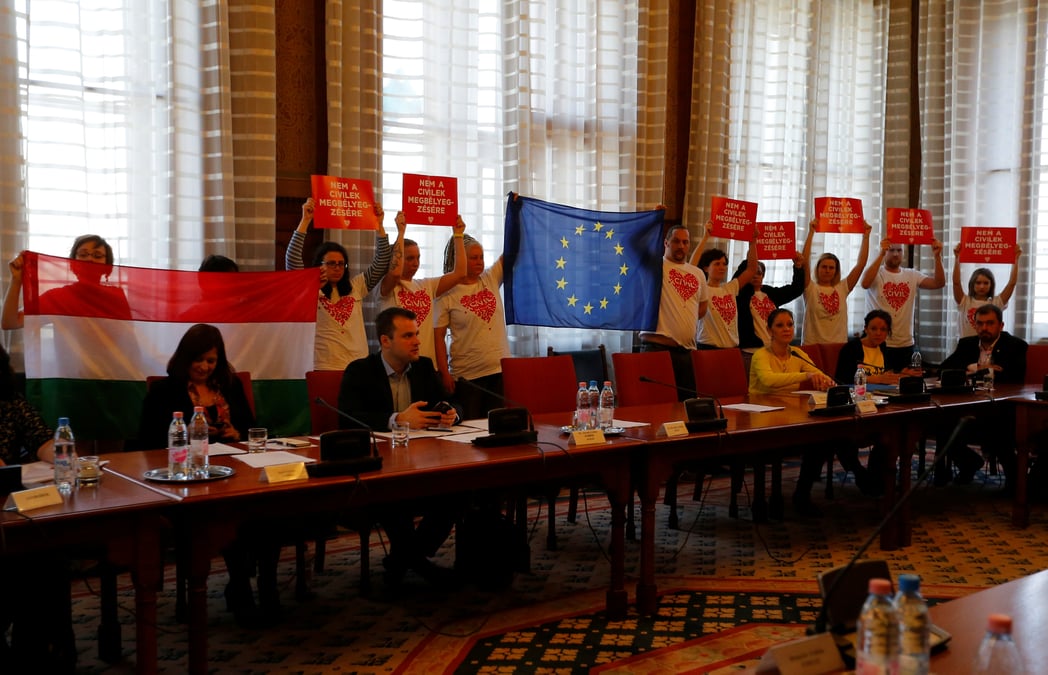 Des manifestants interrompent une commission parlementaire en hongrie