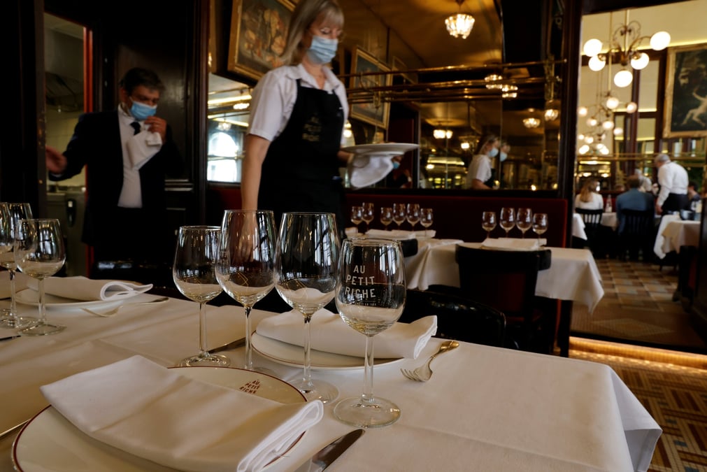Photo d'une serveuse dans un restaurant a paris