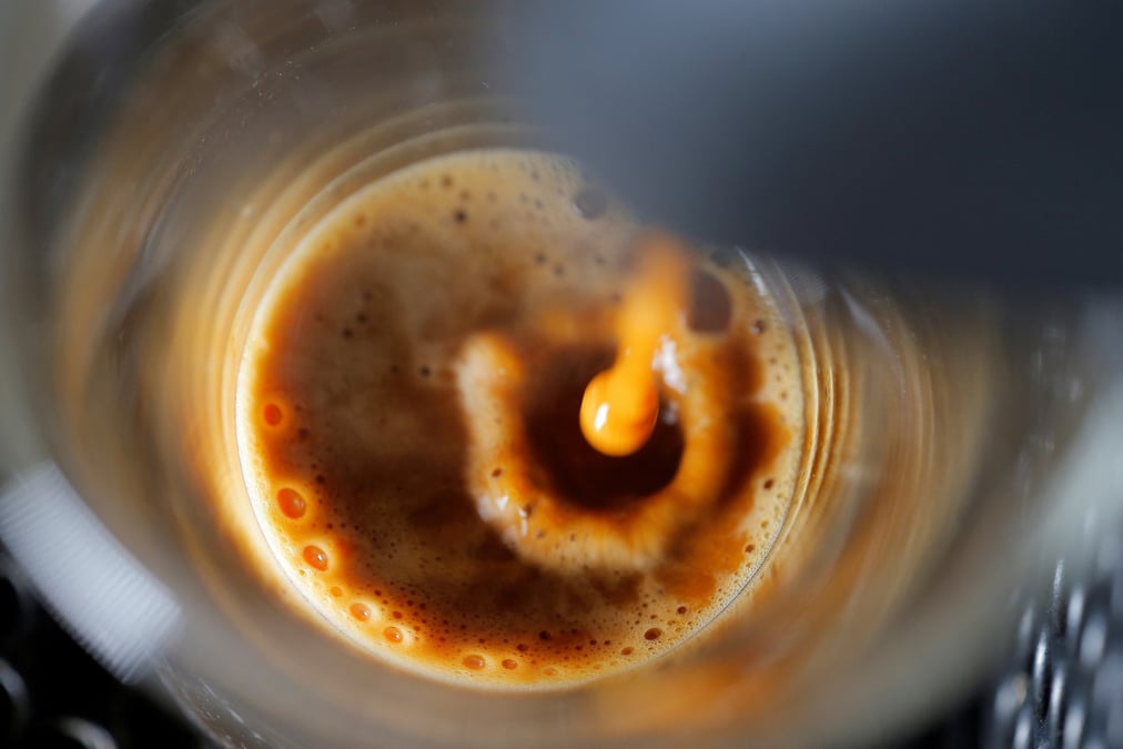 Photo d'archives d'une machine a cafe automatique versant un espresso