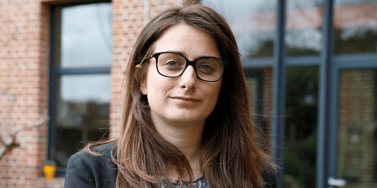 Marine tondelier dans son jardin a henin-beaumont en france, tenant son livre "nouvelles du front"