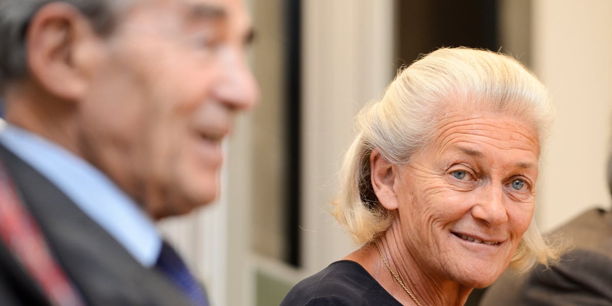 Le couple Badinter lors d’une conférence de presse à Bruxelles, le vendredi 20 septembre 2013.