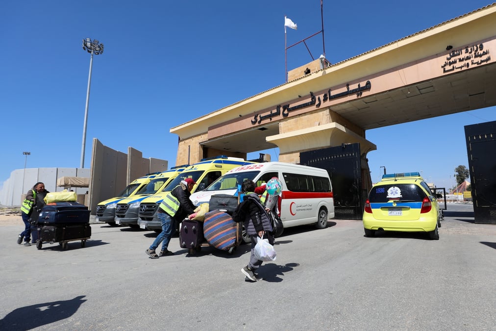 Un enfant palestinien marche au poste frontiere de rafah entre l’egypte et gaza