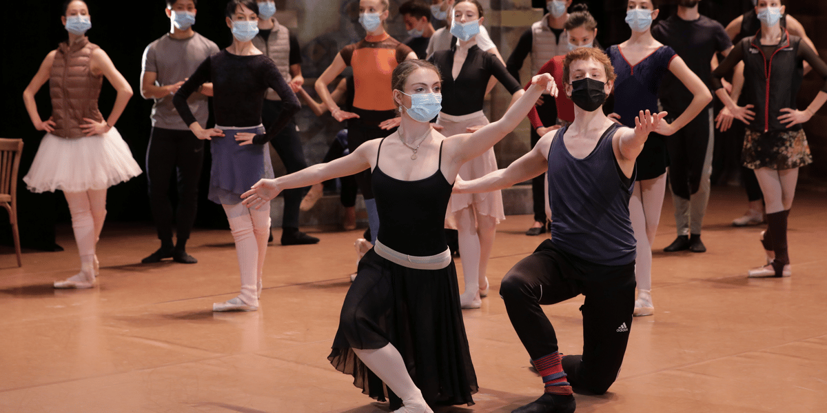 Coronavirus : Des danseurs portant un masque se produisent sur scène durant une répétition du ballet de Don Quichotte au Théâtre de l'Opéra à Nice, le 10 décembre 2020