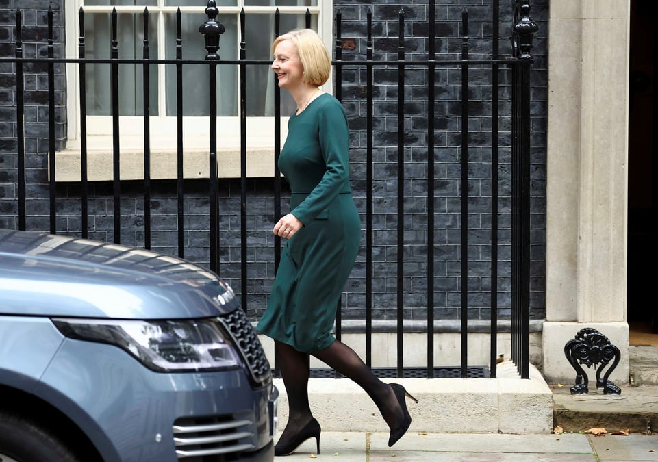 La premiere ministre britannique, liz truss, marche devant le numero 10 de downing street