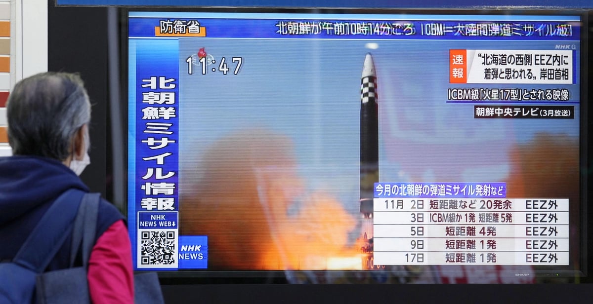 Une personne a tokyo regarde un reportage televise au sujet d'un missile balistique tire par la coree du nord