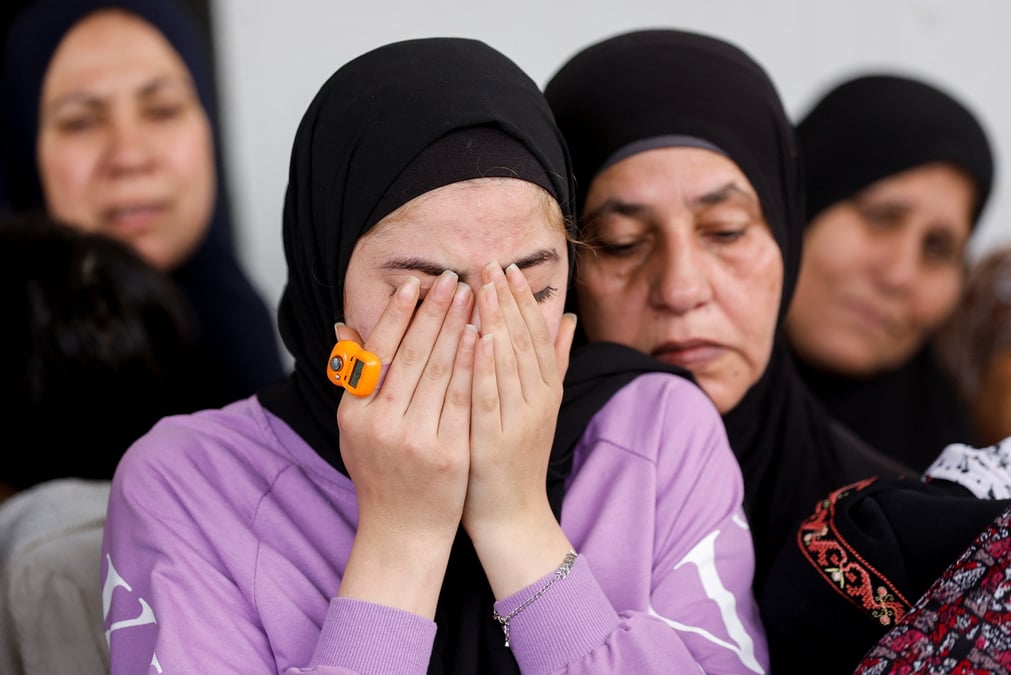 Photo des proches lors des funerailles d'un palestinien tue lors d'un raid israelien dans le camp de refugies d'aqabat jabr, pres de la ville de jericho