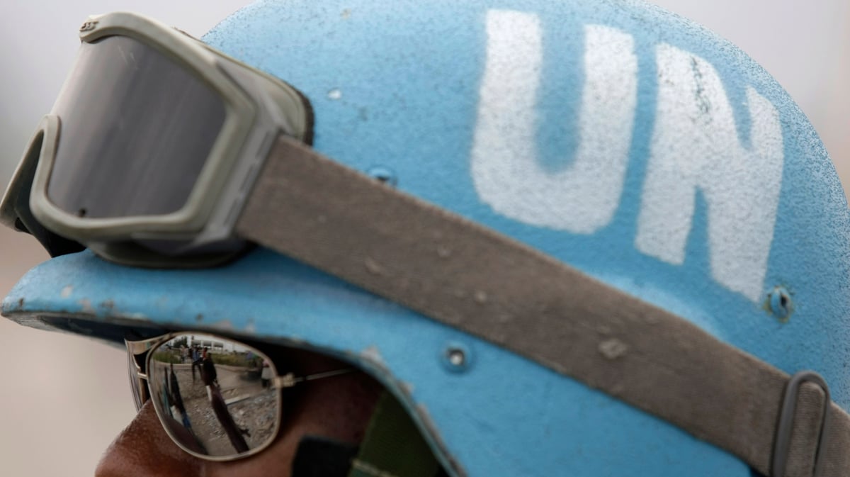 Un casque bleu bresilien patrouille dans une rue de port-au-prince