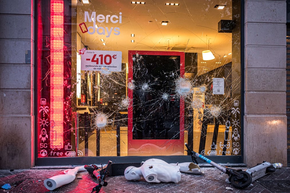 Au bout de quatre nuits de troubles, on recensait, samedi, une dizaine de centres commerciaux et plus de 200 enseignes de la grande distribution attaquées et pillées - dont 15 incendiées -, 250 débits de tabac mais aussi 250 agences bancaires, des magasins de toutes tailles, des établissements de restauration rapide...