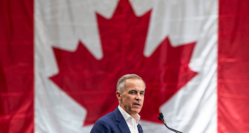 Le Premier ministre du Canada et chef du Parti libéral, Mark Carney, prononce un discours devant ses partisans lors d'un rassemblement le 23 avril 2025 à Surrey, au Canada.