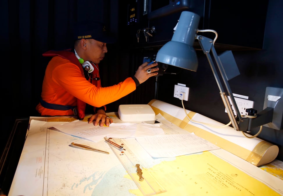 Deux objets de grande dimension sans doute de l'airbus d'airasia reperes