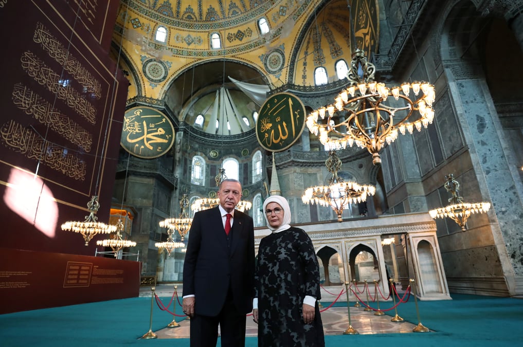 Erdogan et des milliers de musulmans aux premieres prieres a sainte-sophie