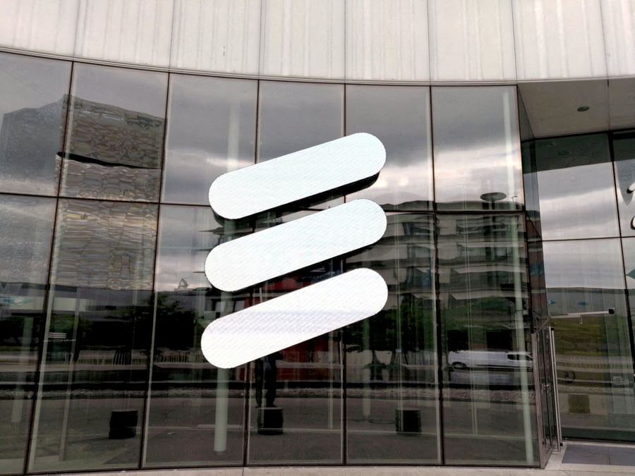 Ericsson suspend ses activites en russie