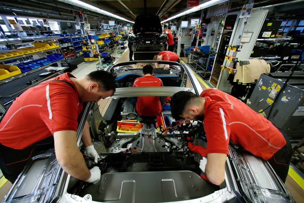 Photo d'archives des employes a l'usine porsche a stuttgart-zuffenhausen