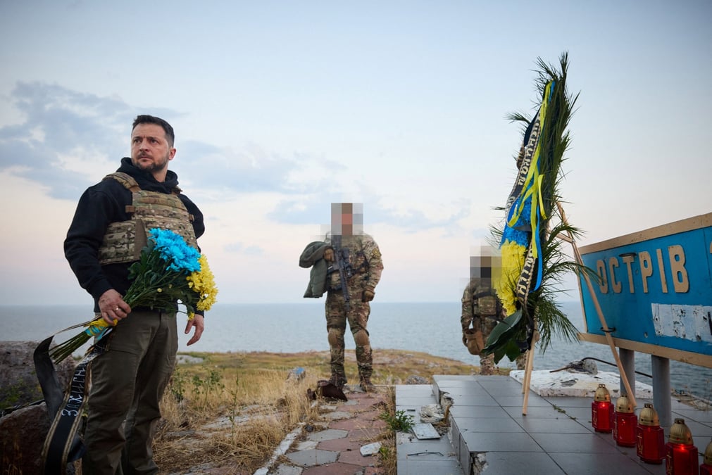Le president ukrainien volodimir zelensky rend hommage aux defenseurs du pays tombes au combat