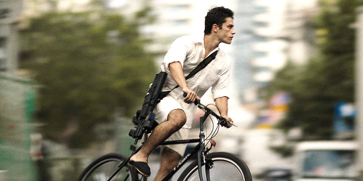 Shlomi (Ido Tako) ne cesse de courir, de passer du vélo à la voiture, toujours à vive allure.