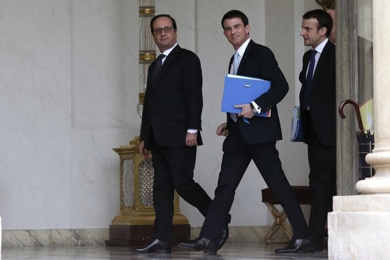 Le ton monte apres la demission d'emmanuel macron
