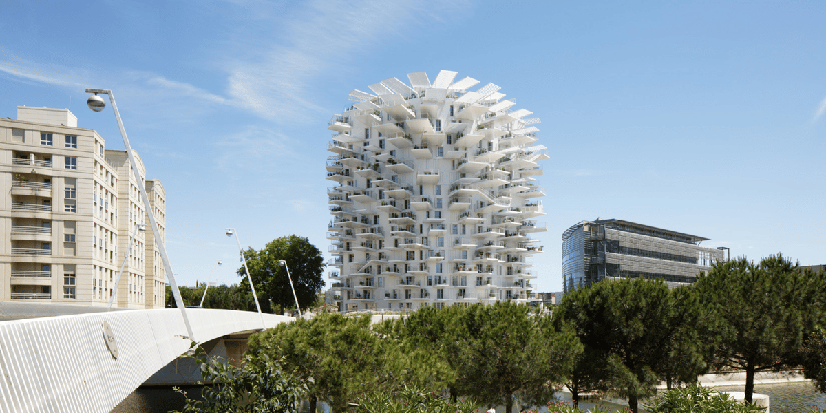 Bâti sur les bords du Lez, près de l'Hôtel de Région, l'immeuble de 17 étages a été inauguré le 19 juin