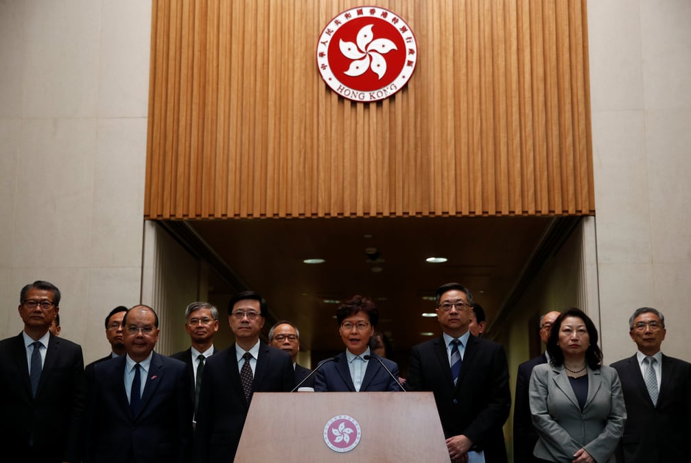 Hong kong: carrie lam critique l'"attaque" contre le bureau chinois