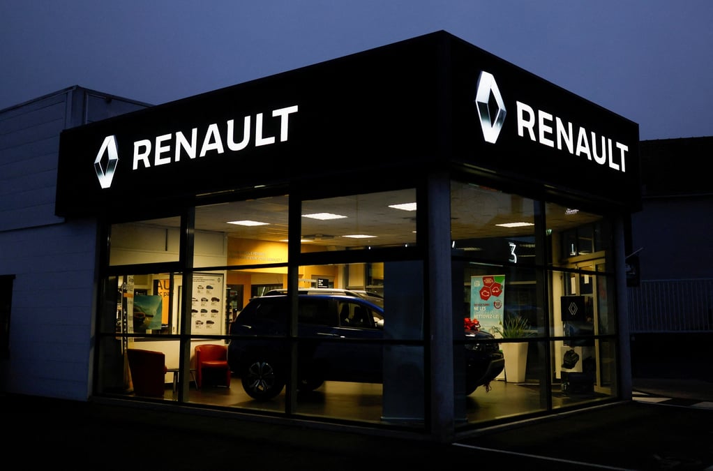Le logo du constructeur automobile renault est photographie dans une concession a vertou