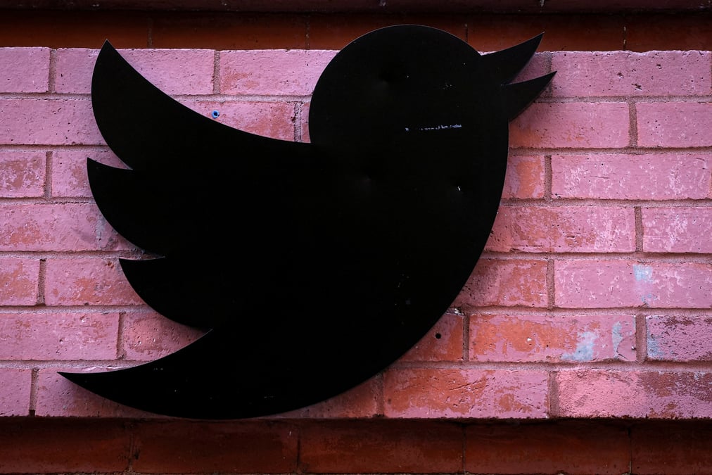 Le logo twitter a l'exterieur des bureaux de l'entreprise a new york city