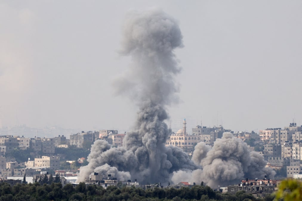 Vue depuis le sud d'israel de la fumee s'elevant au-dessus de gaza