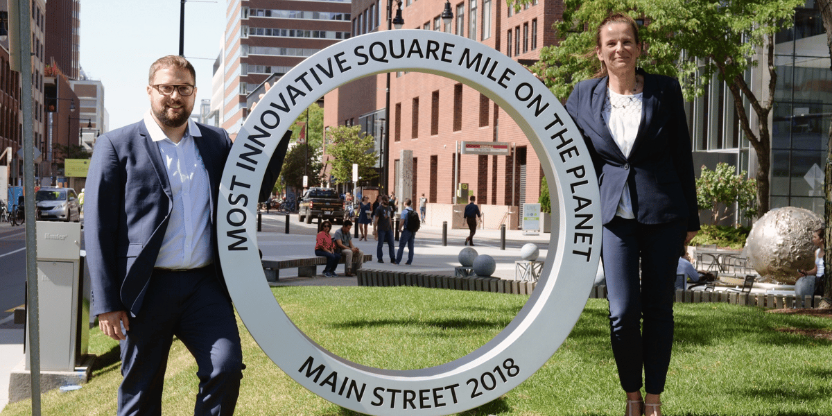 En 2019, Séverine Sigrist et Manuel Pires, directeur du développement de Defymed, se sont rendus en prospection à Boston. Pour lever des capitaux, il aurait fallu déménager aux Etats-Unis.