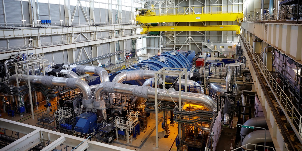 Vue sur la turbine Arabelle dans la salle des machines de l'EPR de Flamanville.