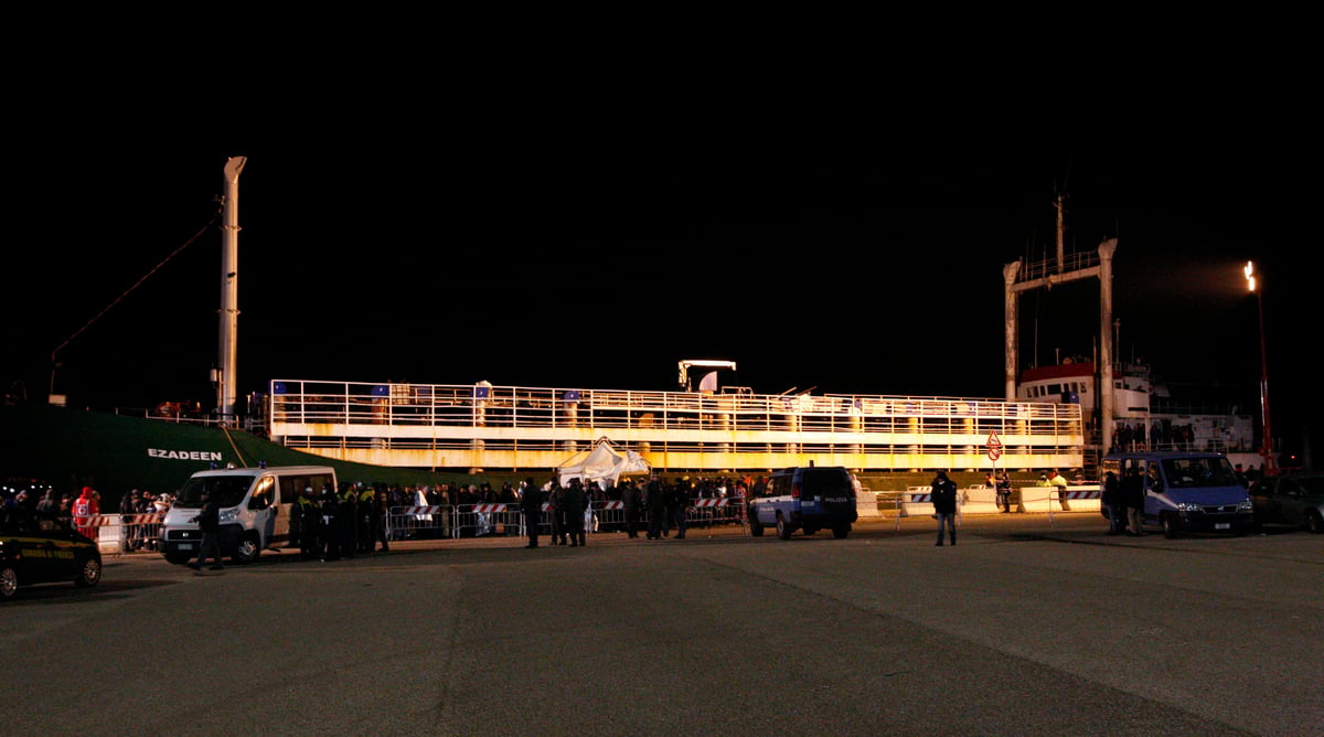 Un cargo de migrants a la derive remorque jusqu'en italie