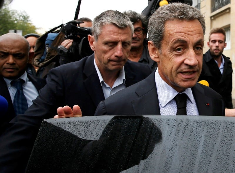 Les proches de sarkozy parlent de manoeuvres politiques