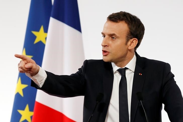 Macron assume l'effort demande aux retraites, appelle a la patience