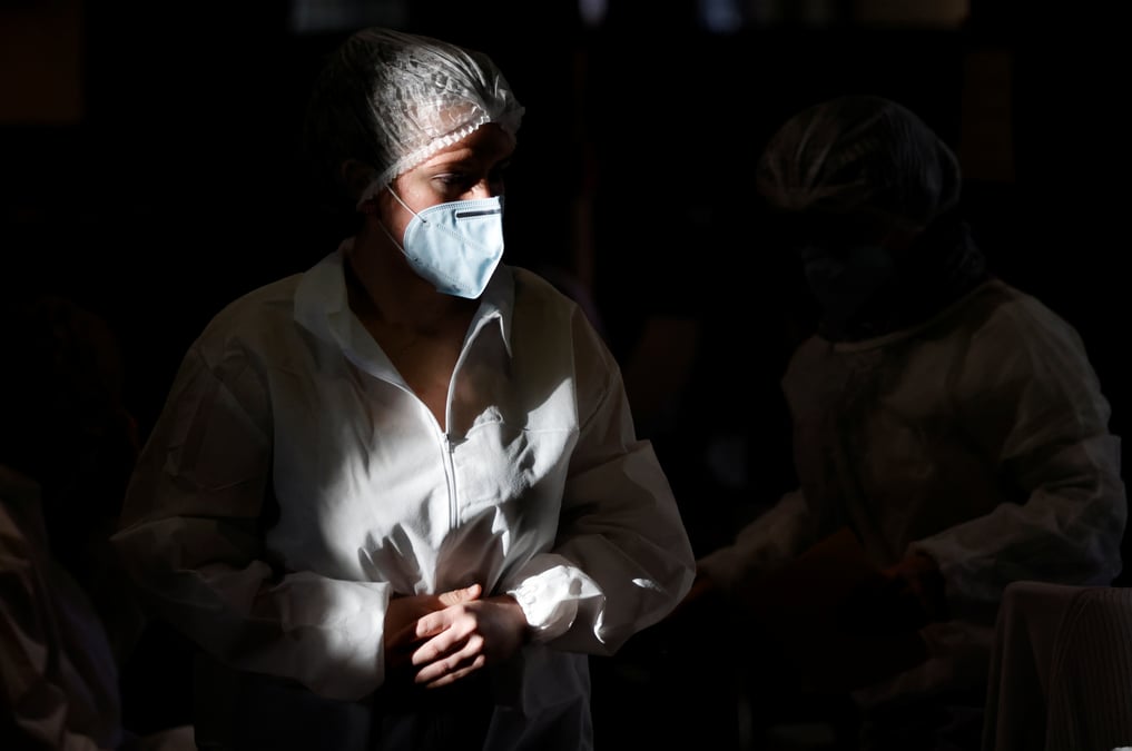 157 deces enregistres en 24h, couvre-feu avance dans 15 departements