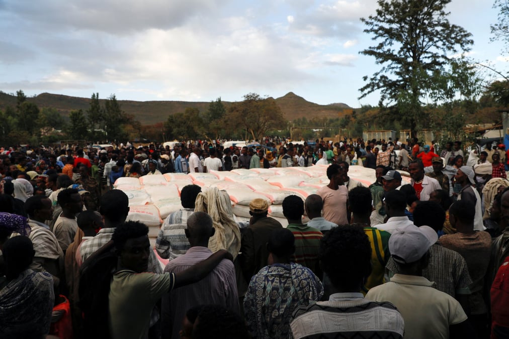 Des gens font la queue pour recevoir des dons de nourriture dans la ville de shire, region du tigre, ethiopie