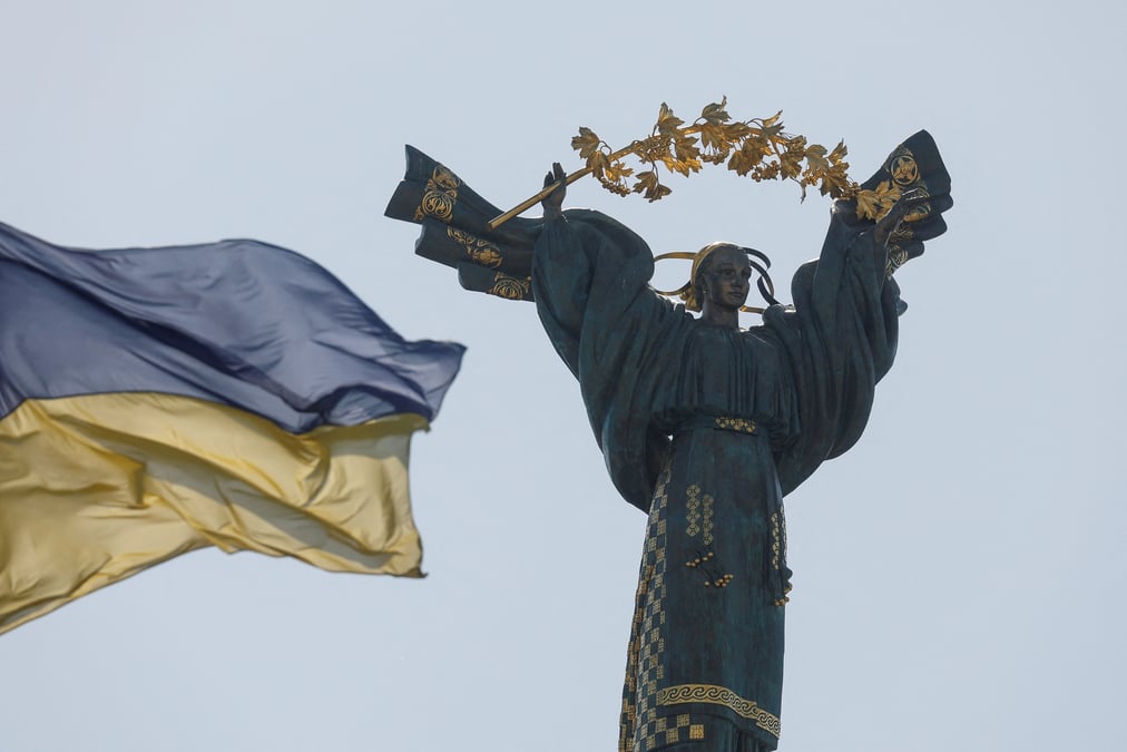 Un drapeau national ukrainien flotte devant le monument de l'independance dans le centre de kyiv