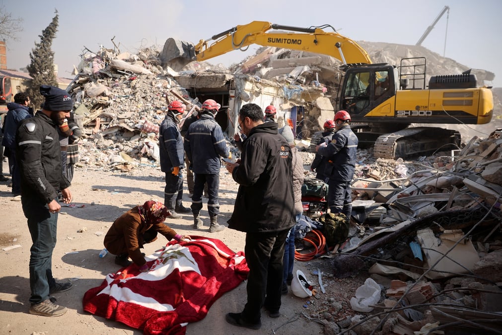 Une femme pleure une victime d'un tremblement de terre