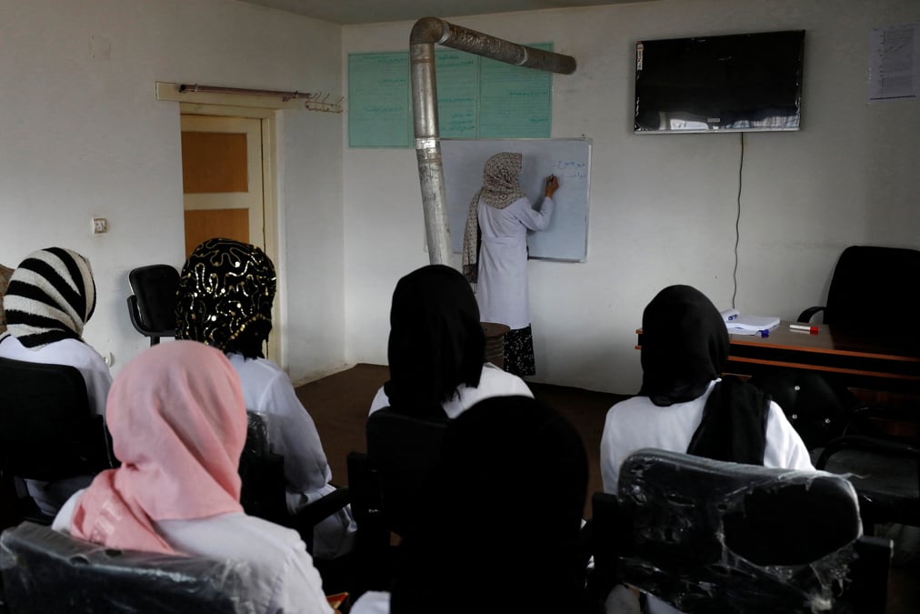 Une formation pour des sages-femmes stagiaires a bamiyan, afghanistan