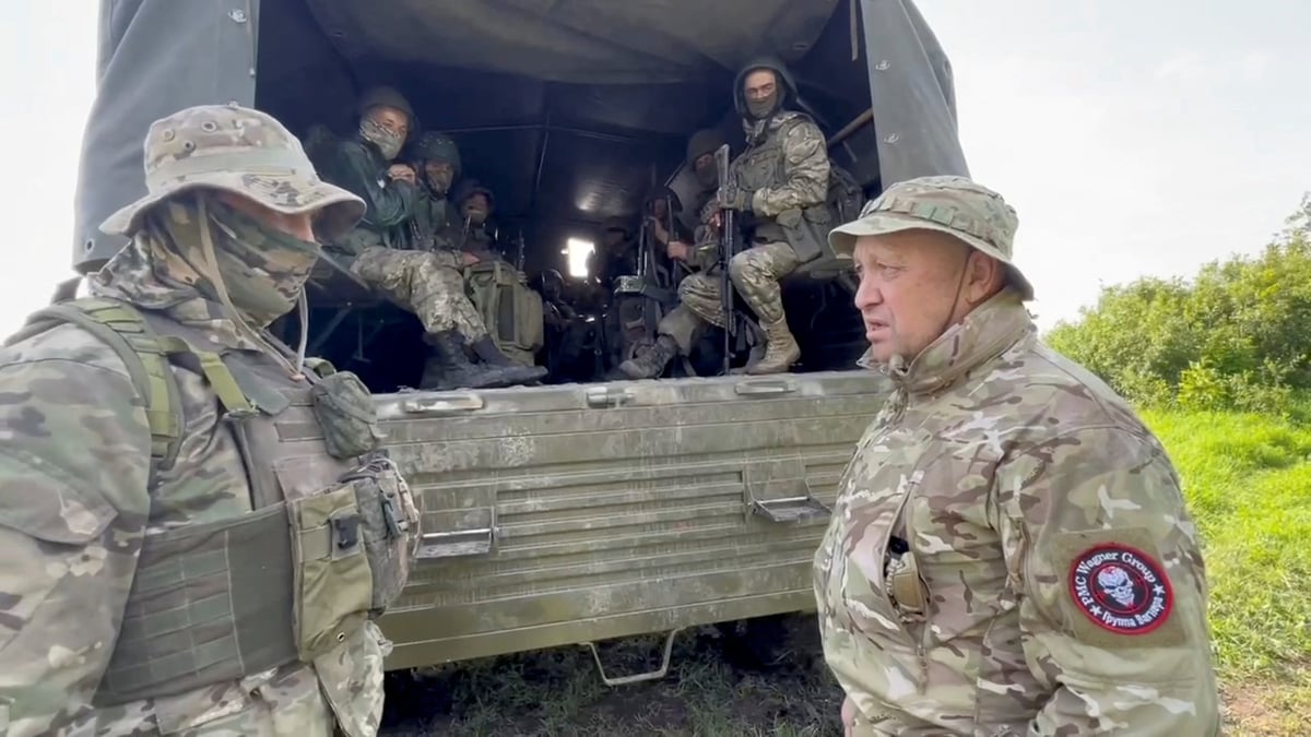 Le fondateur du groupe mercenaire prive wagner, evgueni prigojine, s'entretient avec des militaires lors du retrait de ses forces de bakhmut