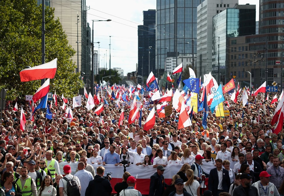 Donald tusk, chef de file de plateforme civique (po), le plus grand parti d'opposition en pologne, et rafal trzaskowski, le maire de varsovie, marchent devant le drapeau national polonais a varsovie