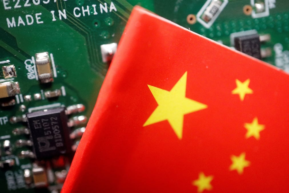 Illustration du drapeau chinois avec des puces electroniques