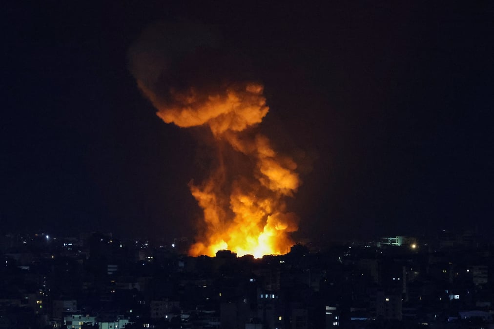 La fumee s'eleve au-dessus de la banlieue sud de beyrouth, vue de sin el fil.