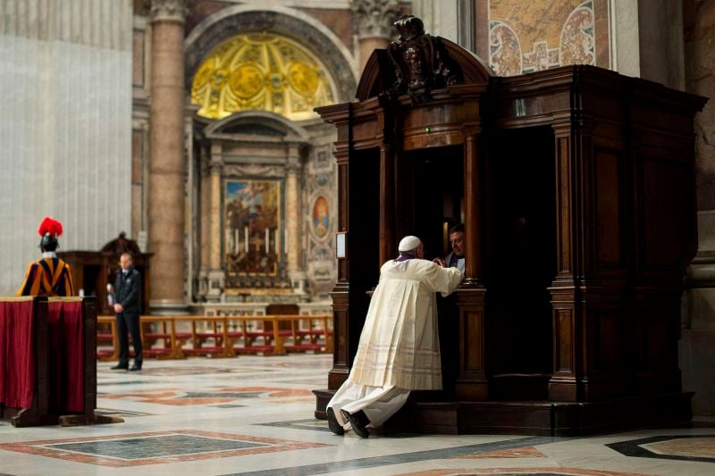 Ignorant le protocole, le pape François se confesse en public
