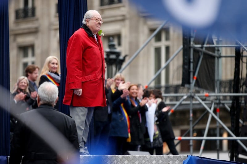 Jean-marie le pen devant le bureau executif du fn