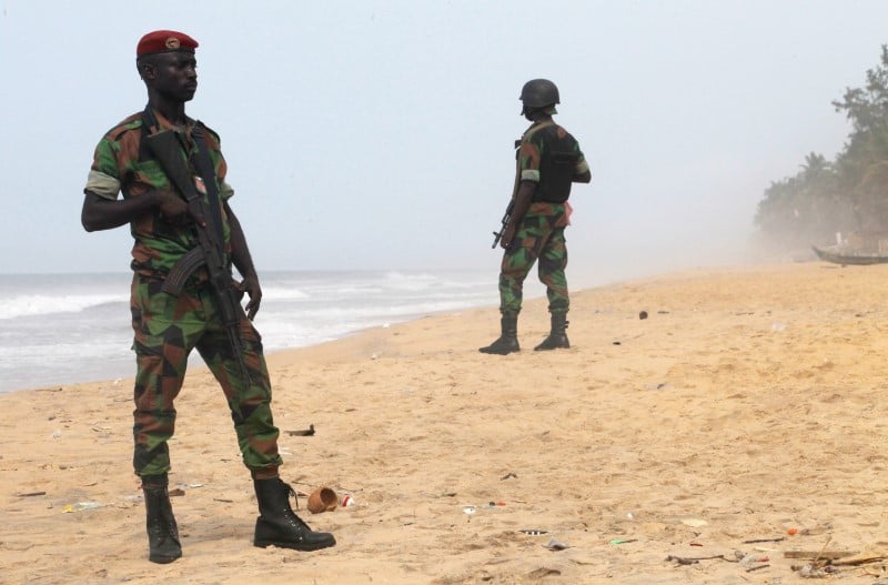 Des soldats ivoiriens deployes sur des plages apres un attentat 