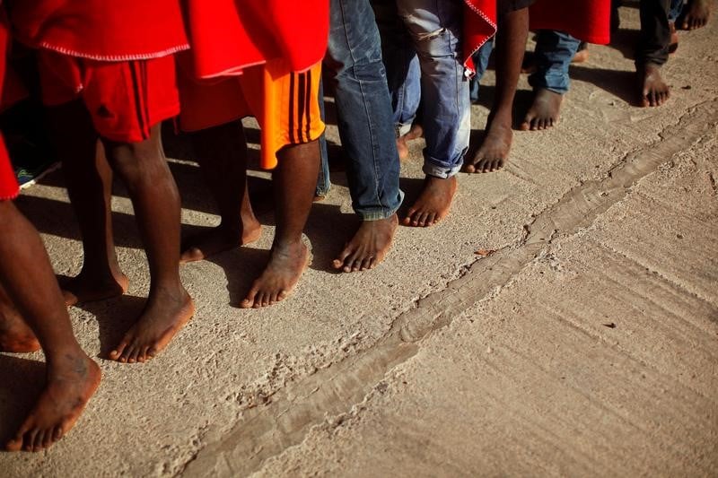Mediterranee: treize corps de migrants retrouves dans un bateau