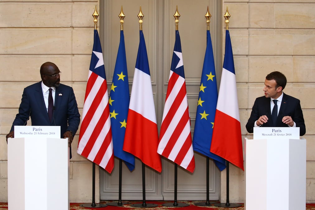 Macron et weah misent sur le sport pour aider la jeunesse africaine